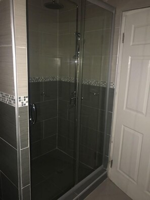 Apartamento familiar, no fumadores | Ducha del cuarto de baño