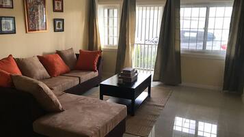 Apartamento familiar, no fumadores | Zona de estar | Televisión de pantalla plana de 50 pulgadas con canales por cable