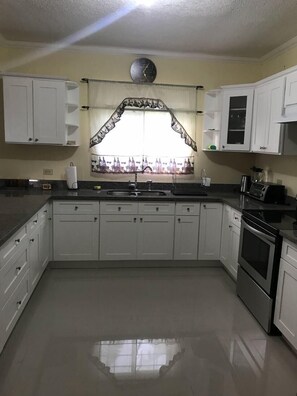 Departamento familiar, para no fumadores | Cocina privada | Refrigerador con congelador, microondas, horno y parrilla de estufa 