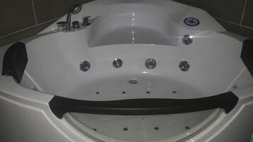 Apartamento familiar, no fumadores | Baño | Ducha y bañera combinadas y artículos de higiene personal gratuitos