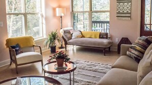 Ein gemütliches Wohnzimmer mit Sofa, Sesseln und Couchtisch.