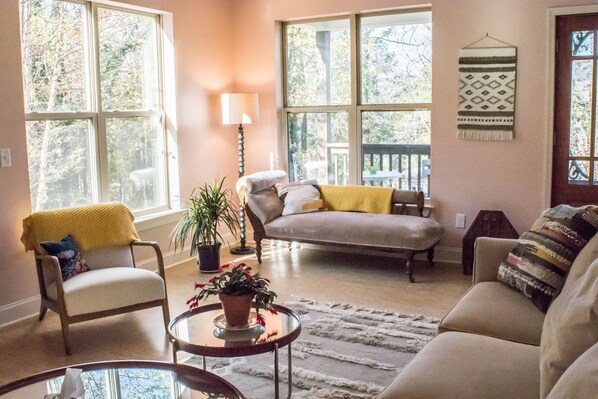 Ein gemütliches Wohnzimmer mit Sofa, Sesseln und Couchtisch.