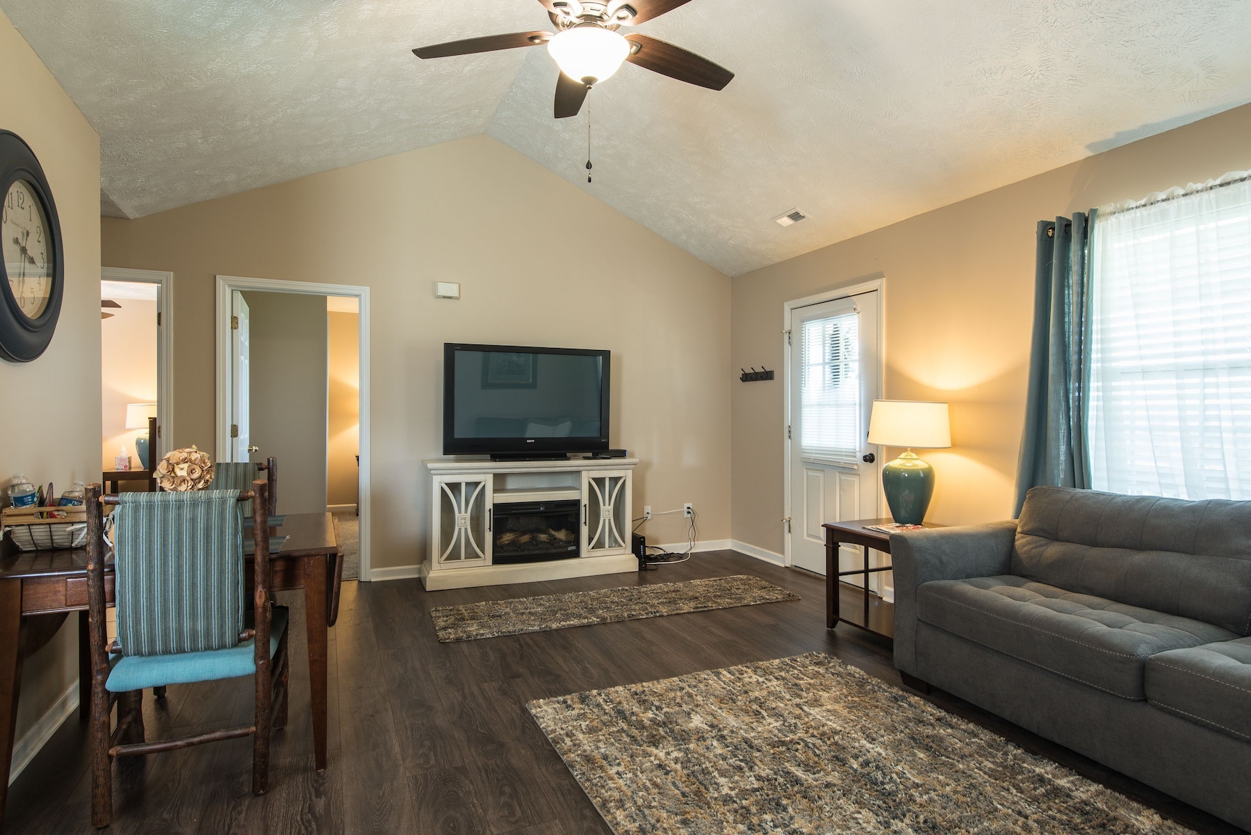 Luxury Duplex, 2 Bedrooms, Balcony, Mountain View | Living room | 54-inch flat-screen TV with cable channels, TV