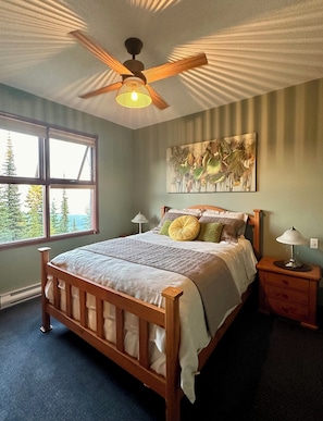 2 bedrooms, desk, iron/ironing board, free WiFi - Rare Top 3rd Floor Corner Grandview Condo with Elevator & Extra Large Balcony (Silver Star Mountain)