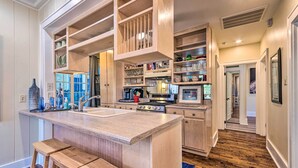 Una cocina con armarios de madera, una isla central y un horno empotrado.
