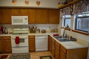 Fridge, microwave, oven, stovetop - Spring Meadows | Spend Spring in Flagstaff! (Flagstaff)