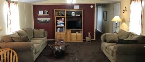 Smart-TV, Videospiele, DVD-Player, Tischfußball