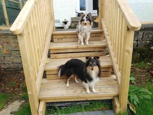 Paritalo, jossa puutarha, lemmikkiystävällinen, upeat näkymät laaksoon