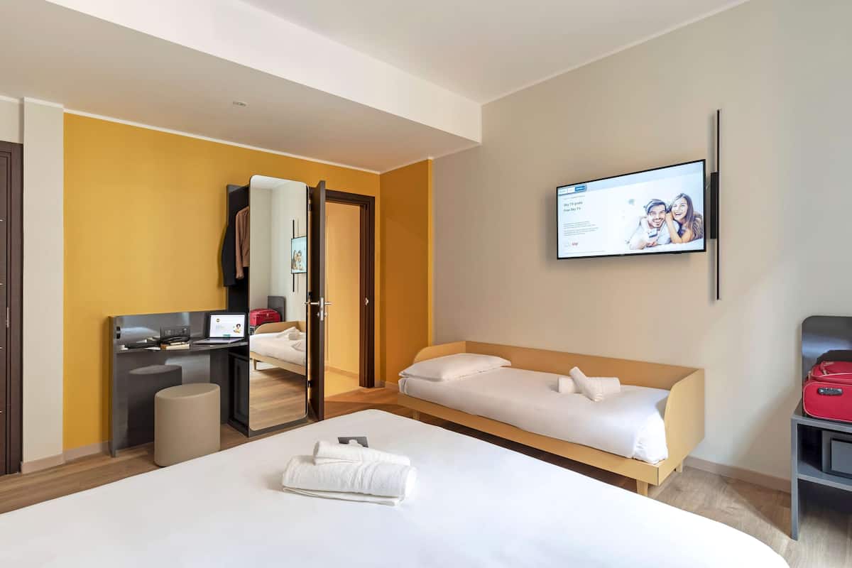 Kamar Triple Standar, Bebas Asap Rokok | Brankas, meja kerja, ruang kerja ramah laptop, dan tirai kedap cahaya