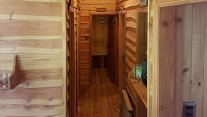A wooden interior with a sauna and jacuzzi sign, wooden walls, and a wooden floor. - Centro Campestre Mavidahue (Futrono)