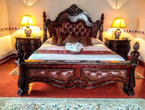 Suite junior, 1 habitación (Luxury) | Tabla de planchar con plancha y ropa de cama 