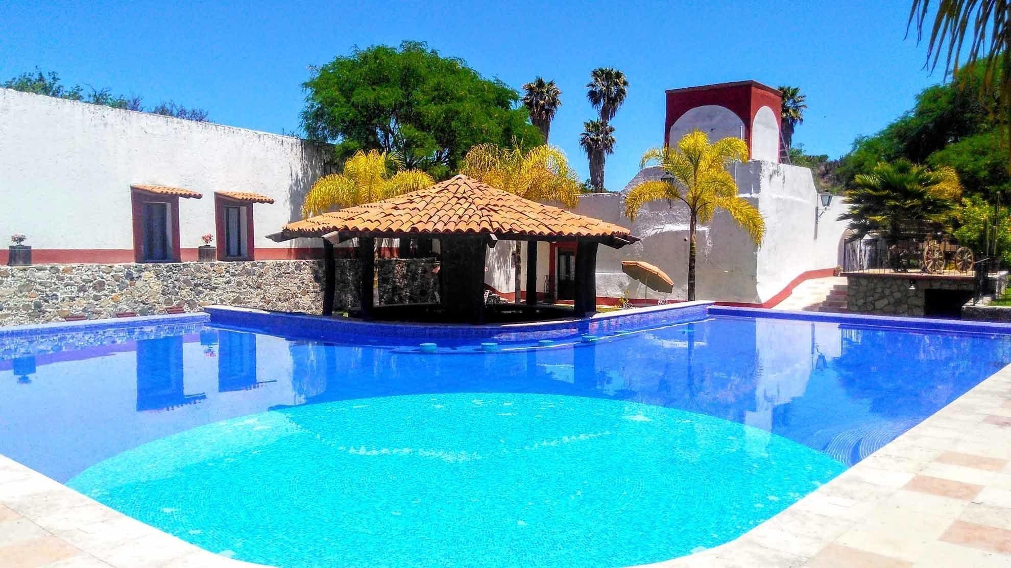 Een buitenzwembad en ligstoelen