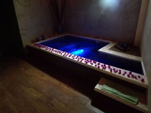 Salas de tratamiento para parejas, tina de hidromasaje y aguas termales 