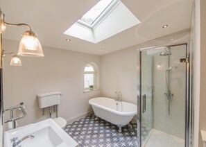 Badewanne, Haartrockner, Handtücher, Seife