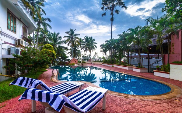 Una piscina al aire libre