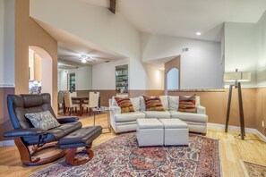 TV, fireplace, table tennis - Condo in PGA West with Ping-Pong, pool & pool spa access - 2BR - #LIC-068206 (La Quinta)