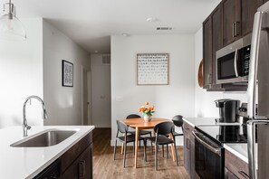 Signature Apartment, 1 King Bed with Sofa bed, Non Smoking (Self Check-in with Virtual Front Desk) | Dining room