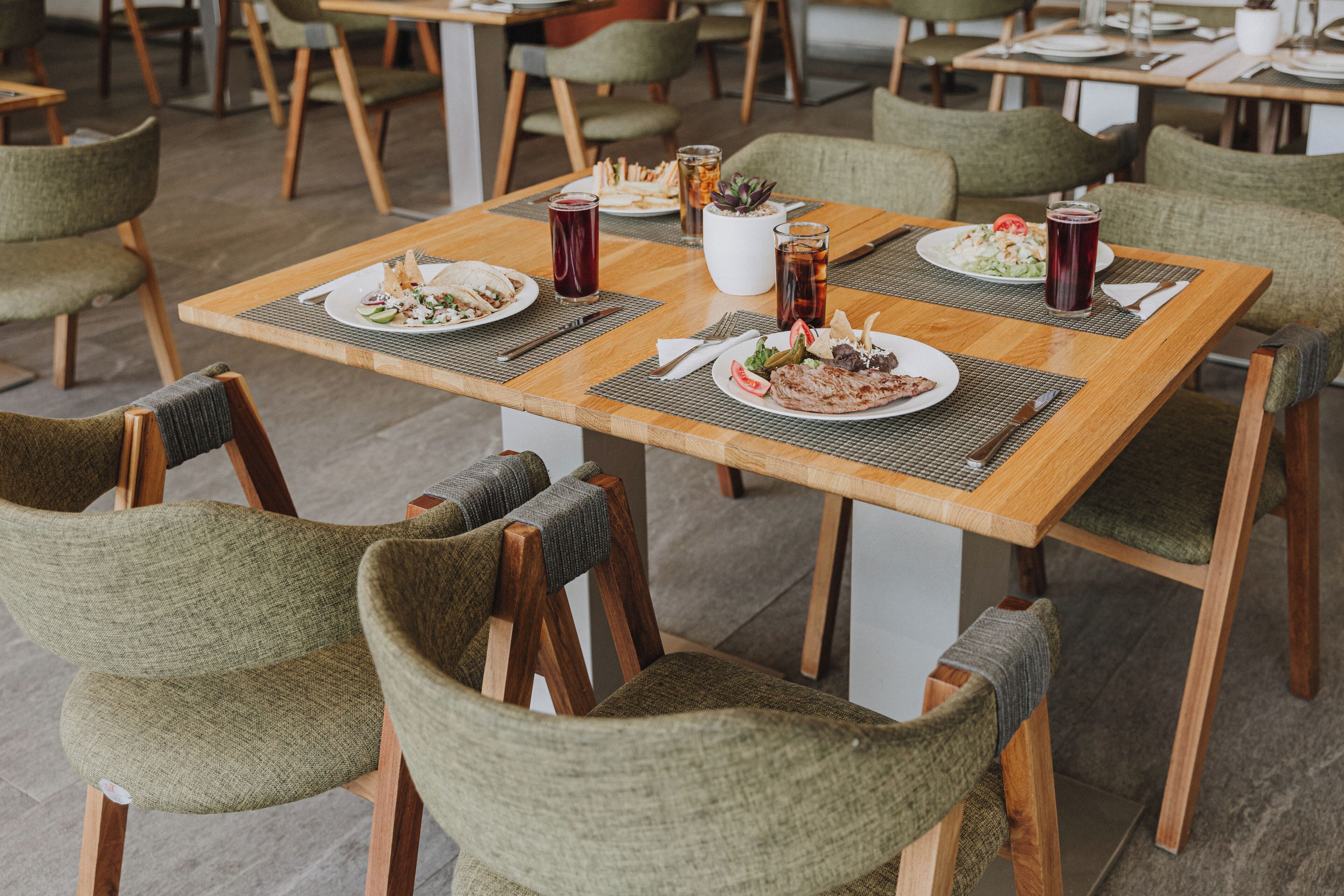 S'hi serveixen esmorzars, dinars i sopars 