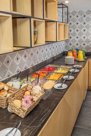 Petit déjeuner buffet servi tous les jours en supplément