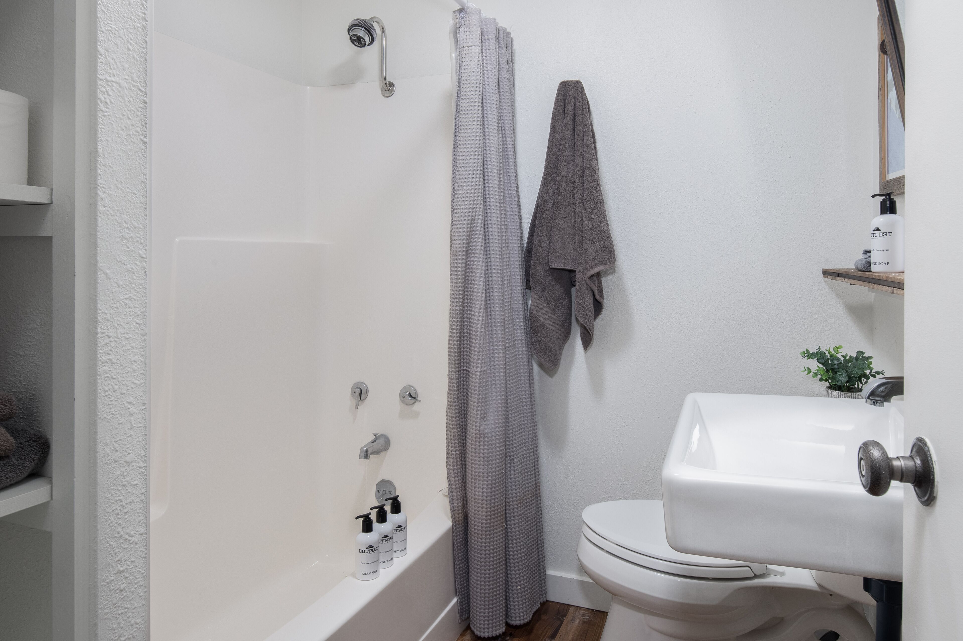 Een badkamer met een bad, toilet en wastafel.