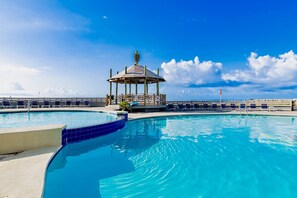 Una piscina techada, una piscina climatizada
