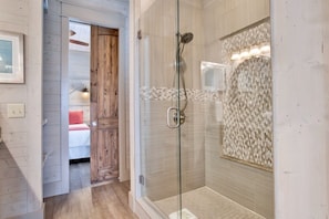 Combined shower/tub, hair dryer, towels