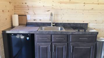 Fridge, stovetop, coffee/tea maker, electric kettle