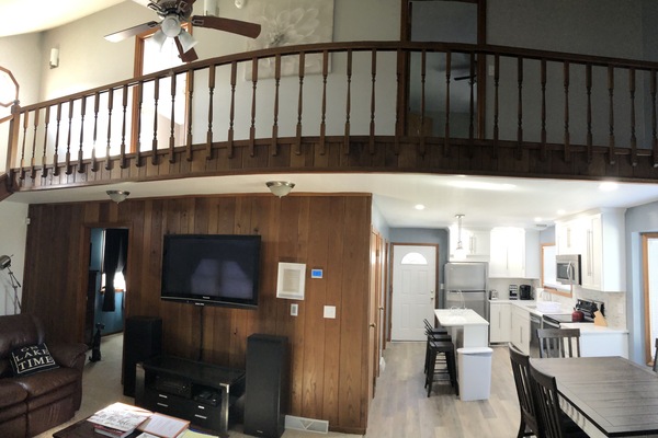 Smart-tv, dvd-spelare, ett filmbibliotek och en stereo