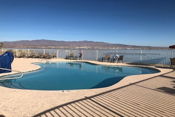 Een buitenzwembad, open van 07.00 uur tot 22.00 uur, en ligstoelen