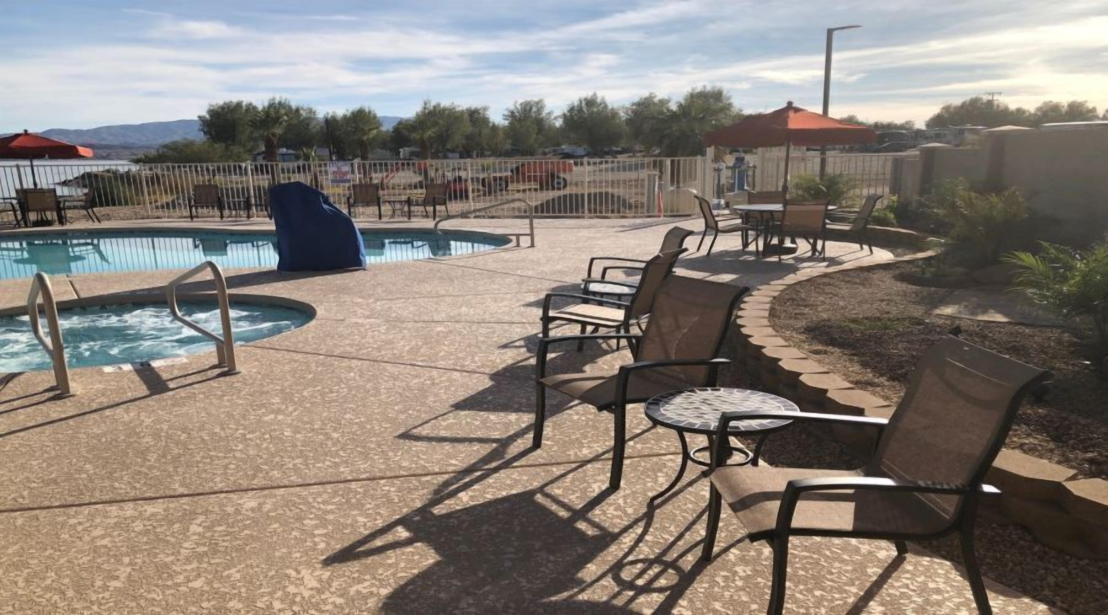 outdoor pool, open 7:00 am to 10:00 pm, pool loungers