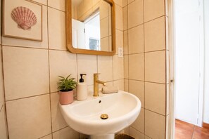 Haartrockner, Handtücher, Seife, Shampoo