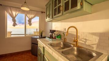 Frigorífico, horno, placa de cocina y utensilios de cocina