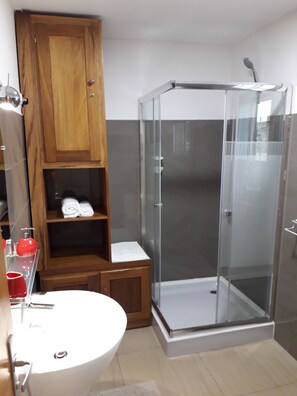 Deluxe Double Room | Bathroom | Shower, rainfall showerhead, hair dryer, towels