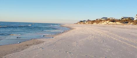 Una playa cerca, sillas reclinables de playa