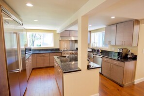 冷蔵庫、電子レンジ、オーブン、コンロ