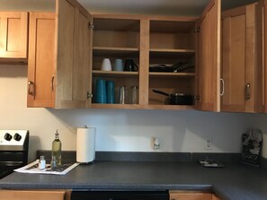 Microwave, oven, dishwasher, coffee/tea maker