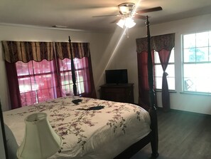 4 bedrooms, iron/ironing board, WiFi, bed sheets