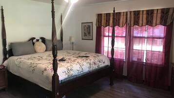 4 bedrooms, iron/ironing board, WiFi, bed sheets