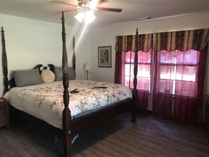 4 عدّة غرف نوم ومكواة/لوح كي وواي فاي وملاءات أسرّة