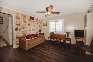 Smart TV, DVD player - Water front cottage on beautiful Upper Long Lake (Albion)