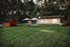 Outdoor dining - Water front cottage on beautiful Upper Long Lake (Albion)