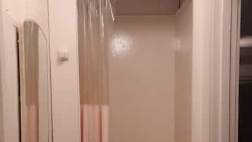Douche, serviettes fournies, savon, papier toilette