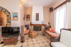 Smart TV, fireplace, books - Maisonette in the center of the island of Tinos (Tinos)