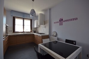 Een koelkast, een magnetron, een oven