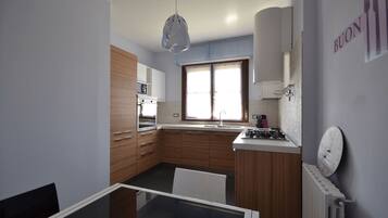 Réfrigérateur, micro-ondes, four