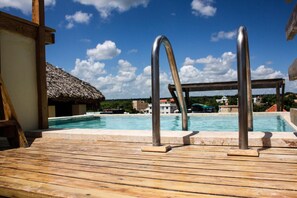 Een buitenzwembad en een infinitypool