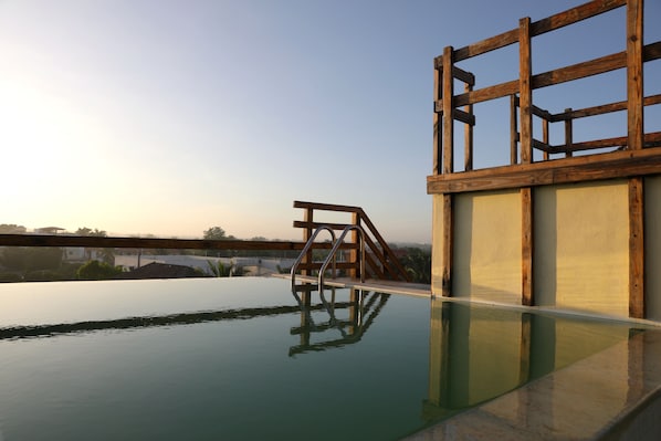 Ulkouima-allas, ääretön uima-allas