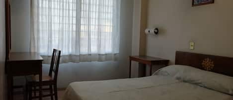 Habitación económica | Tabla de planchar con plancha, wifi gratis y ropa de cama