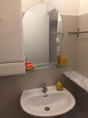 Shower, hair dryer, soap, shampoo - Pleasant 78m² 3 bdr apartment  (Nîmes)