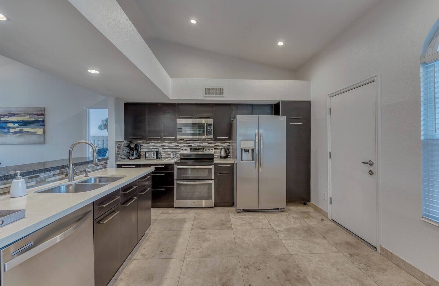 冷蔵庫、電子レンジ、オーブン、コンロ